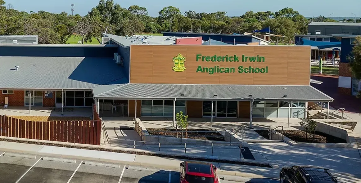 El edificio principal de la Frederick Irwin Anglican School con el nombre de la escuela en la fachada.