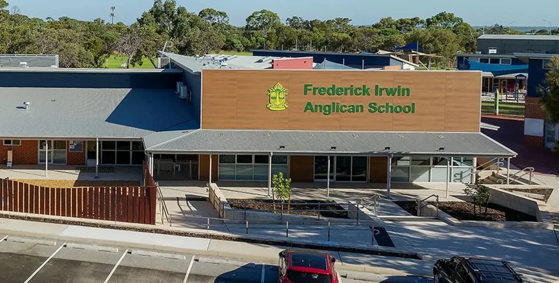 L'edificio principale della Frederick Irwin Anglican School con il nome della scuola sulla facciata.