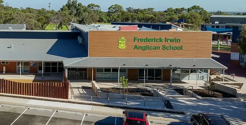 L'edificio principale della Frederick Irwin Anglican School con il nome della scuola sulla facciata.