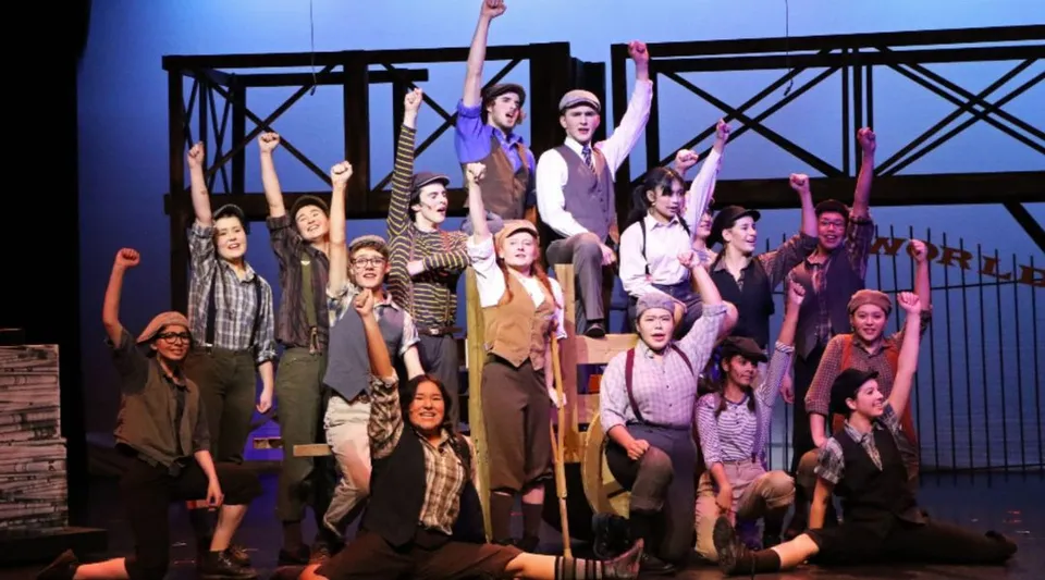 Un gruppo di studenti e studentesse della Caledonia Secondary School sul palco durante uno spettacolo teatrale.