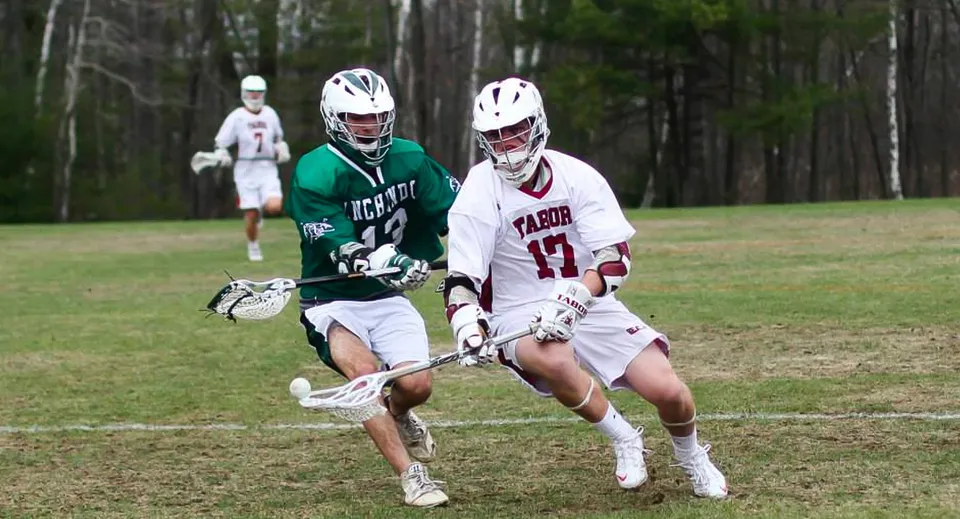 Due giocatrici di lacrosse corrono su un campo immerso nel verde nel campus della Winchendon School a New York City.