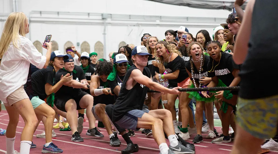 Studenti della Episcopal High School partecipano a un'attività sportiva all'aperto.
