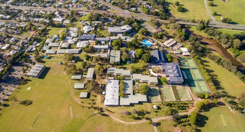 Veduta aerea di una piccola città in un paesaggio verde vicino alla St Paul’s School.