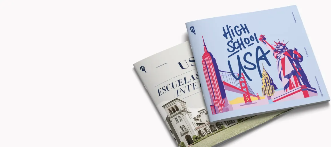 Dos ejemplares del folleto High School USA con la Estatua de la Libertad ilustrada en la portada