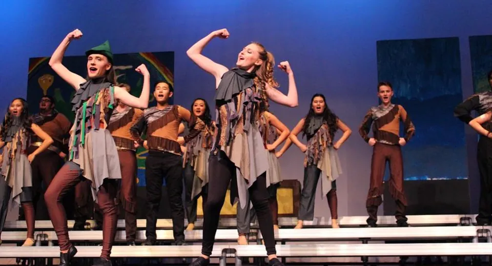 Un gruppo di ballerini ed esecutori presenta uno spettacolo di danza sul palco dell'Anaheim Union High School District.