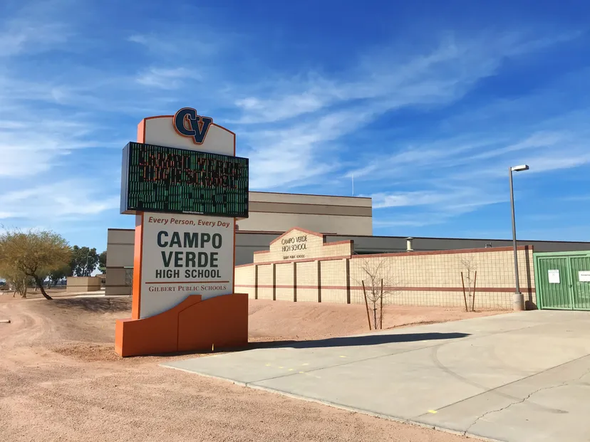 L'edificio moderno della Campo Verde High School si erge davanti a un cielo blu con qualche nuvola sparsa.