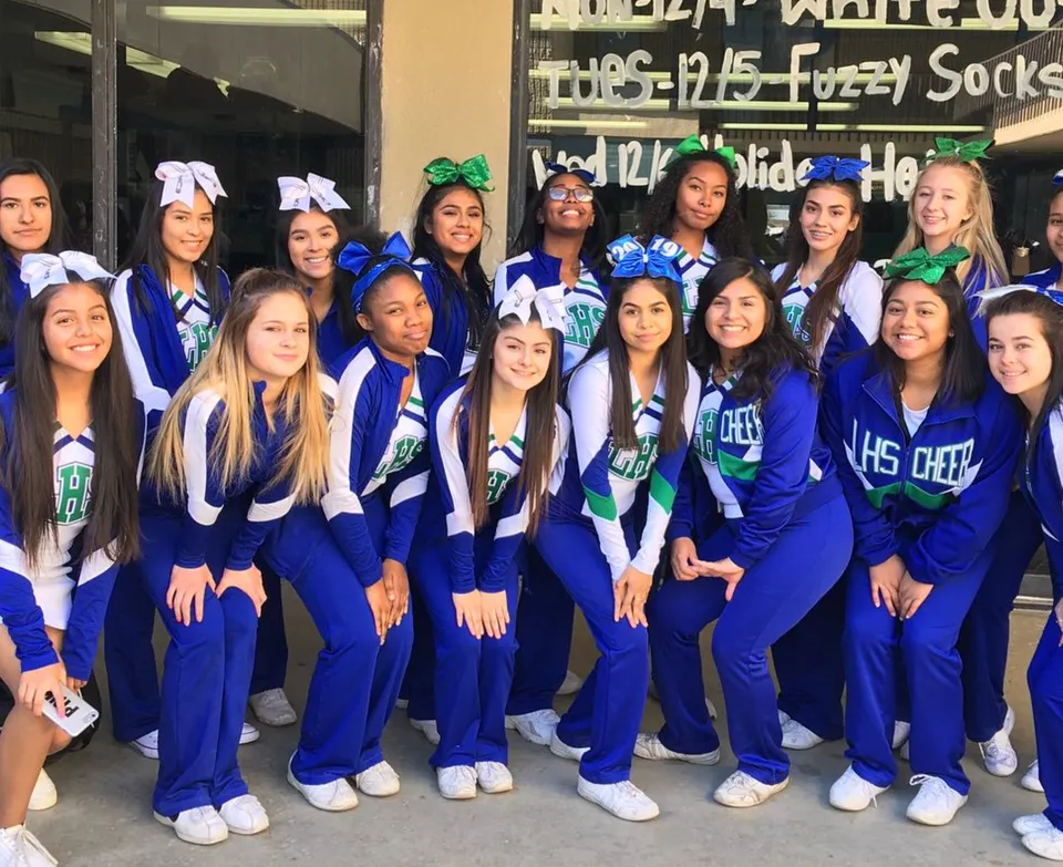 Un gruppo di studentesse in uniformi blu posa insieme nel campus della Littlerock High School.