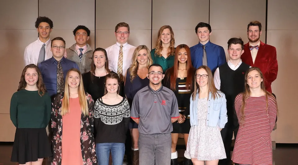 Un gruppo di studenti della Northview High School posa insieme davanti a uno sfondo semplice.