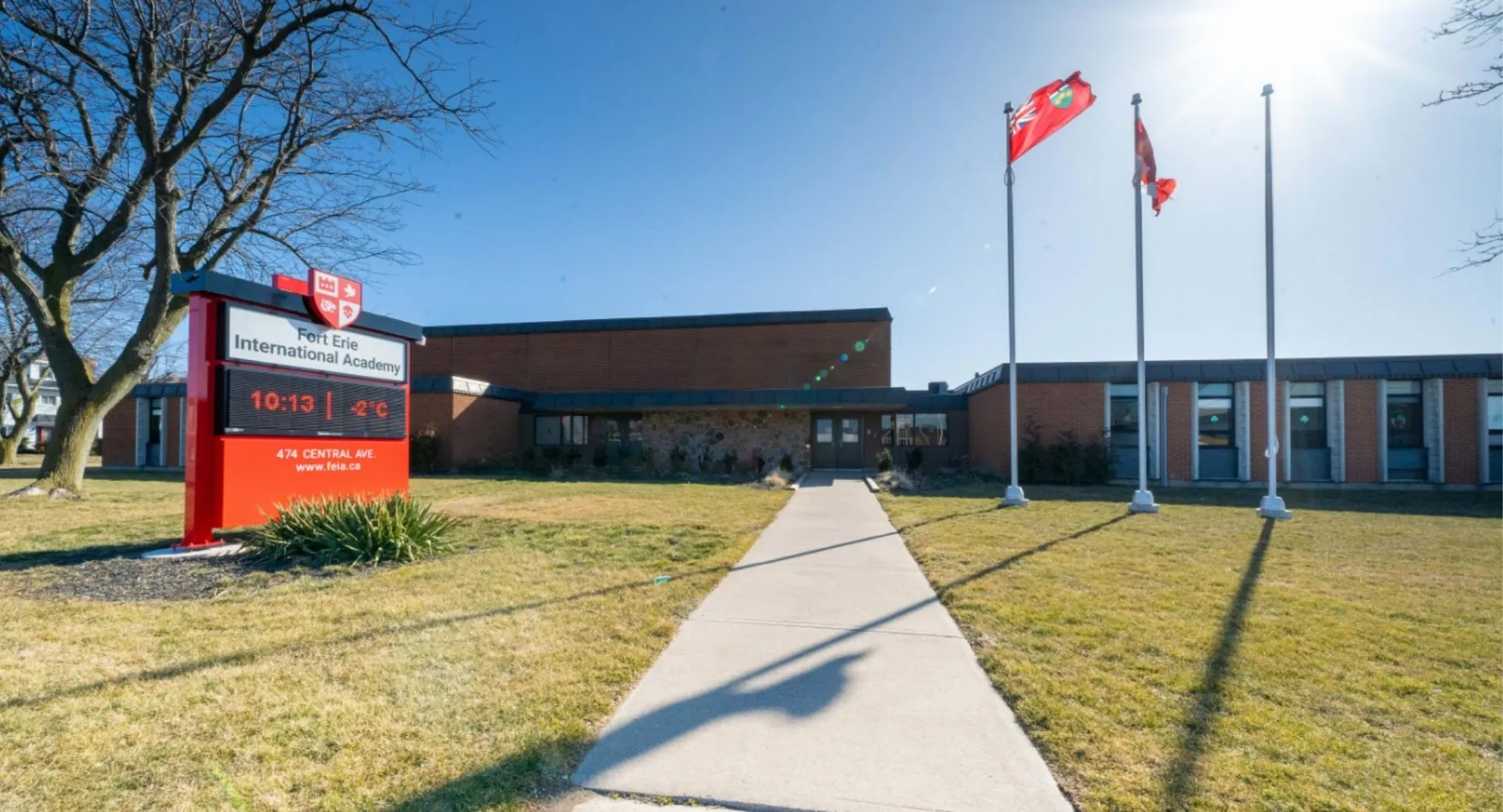 L'edificio in mattoni con il logo della croce rossa e le bandiere canadesi nel campus della Fort Erie International Academy.