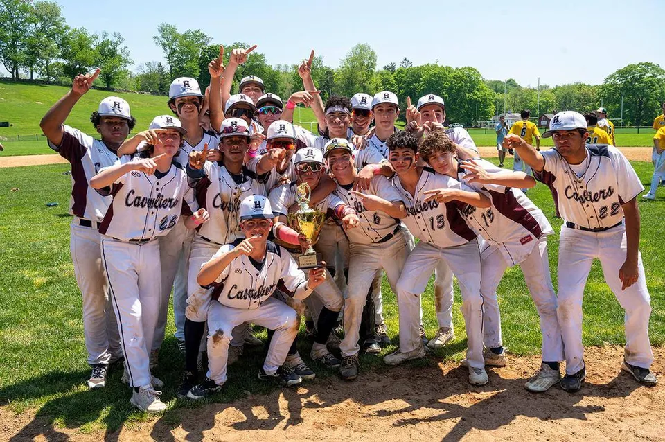 Studenti della The Harvey School festeggiano insieme la loro vittoria sul campo da baseball.
