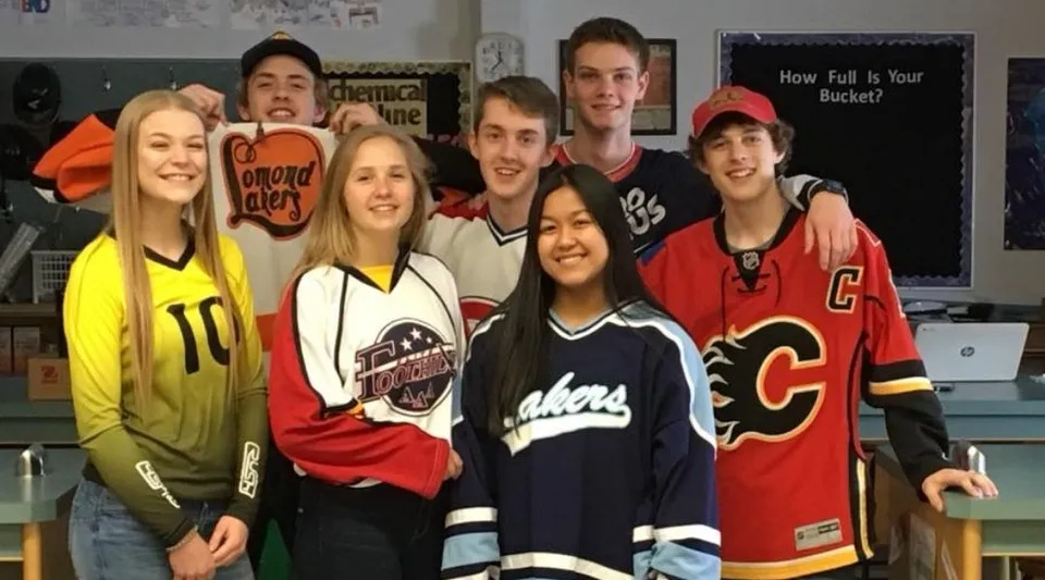 Un gruppo di studenti della Lomond Community School posa insieme in un'aula.