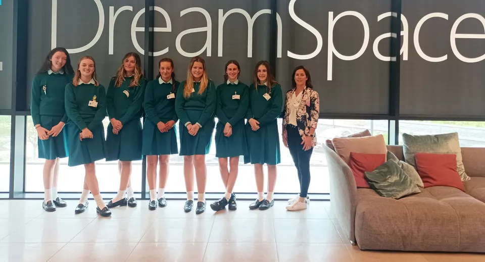 Un gruppo di studentesse della Mount Anville Secondary School si trova davanti al cartello Dreamspace nell'edificio scolastico.
