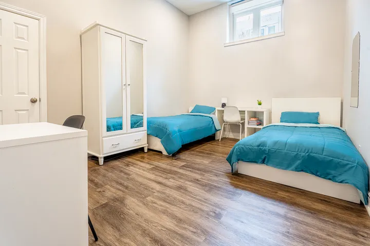 Einzelzimmer bei einer Gastfamilie in Toronto mit Bett und Schreibtisch