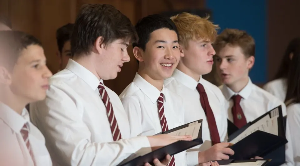 Un gruppo di studenti in uniforme scolastica svolge un'attività nel campus del George Watson’s College.