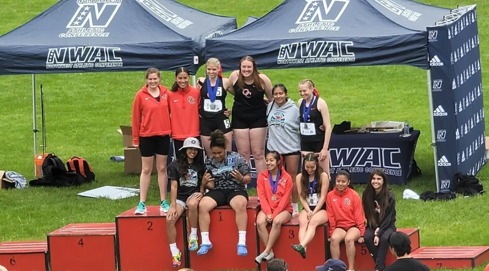 Giovani atlete dell'Olympic College stanno su un podio durante un evento WAC.