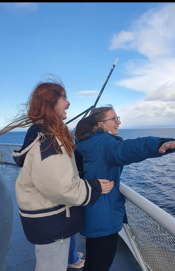 zwei Schülerinnen auf einem Boot