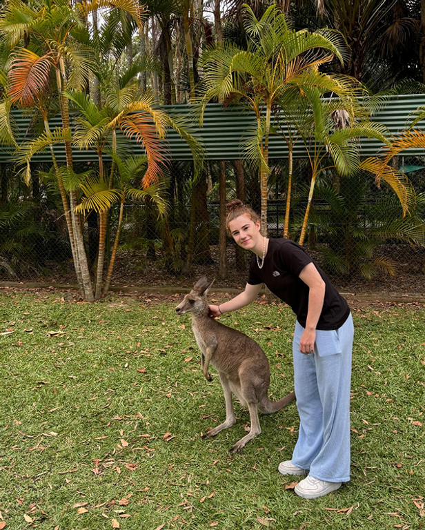 Studentessa accarezza un canguro durante l'anno scolastico in Australia