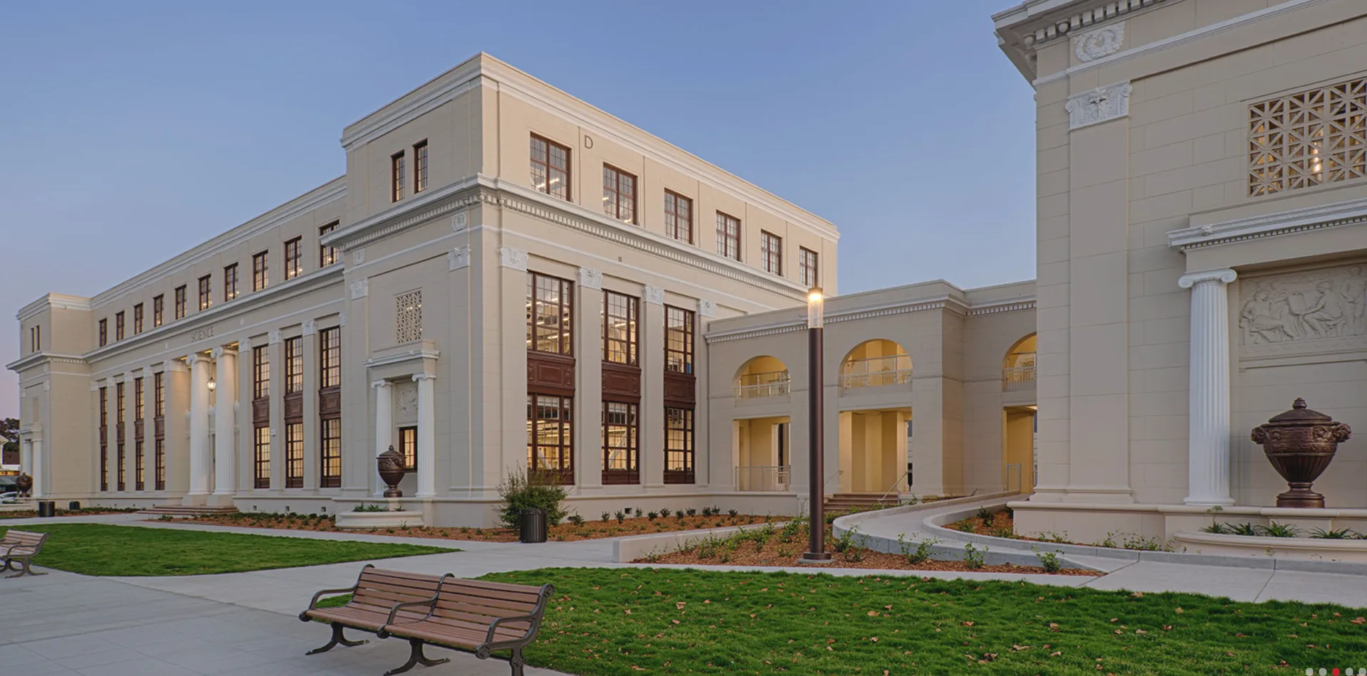 L'edificio principale neoclassico dell'Alameda Unified School District è circondato da un prato ben curato.