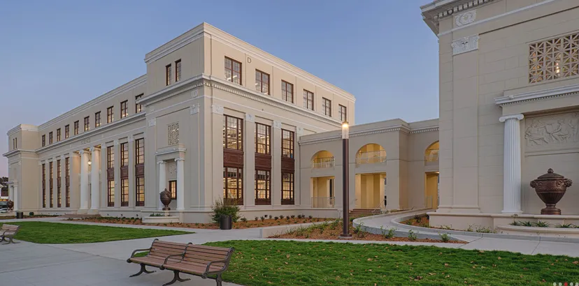 L'edificio principale neoclassico dell'Alameda Unified School District è circondato da un prato ben curato.