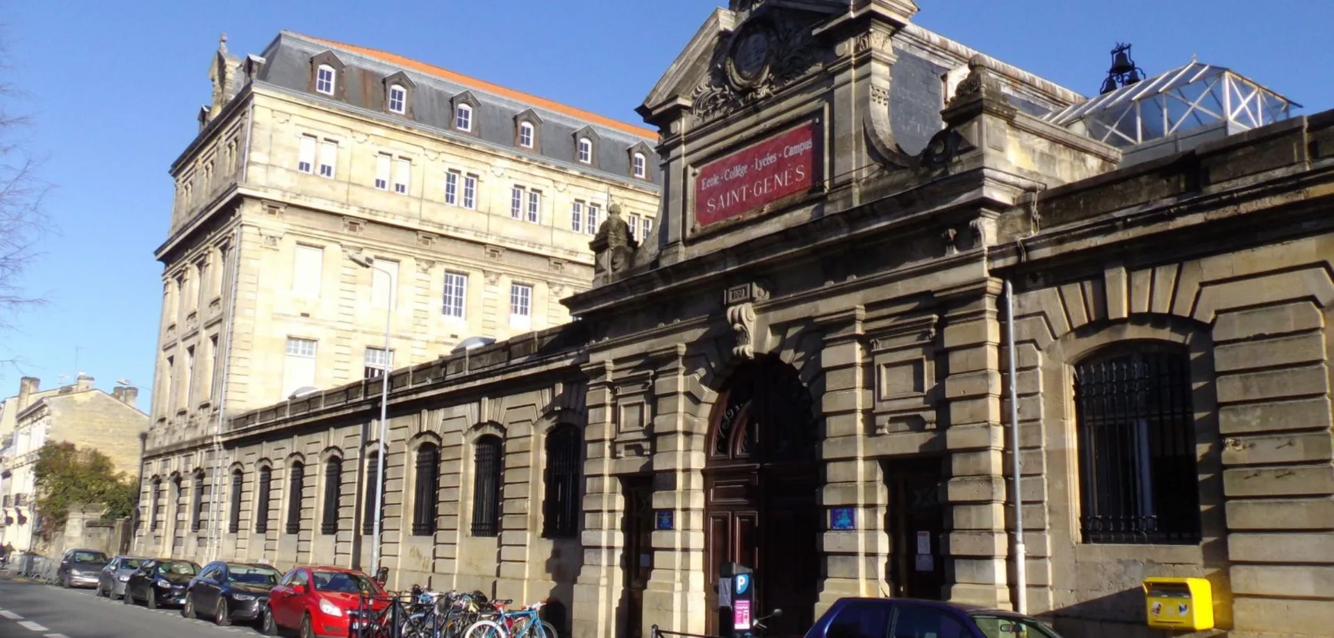 L'edificio principale storico della Saint-Genès La Salle School con auto parcheggiate in primo piano.