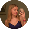 Retrato de una estudiante rubia haciéndose un selfie con el móvil