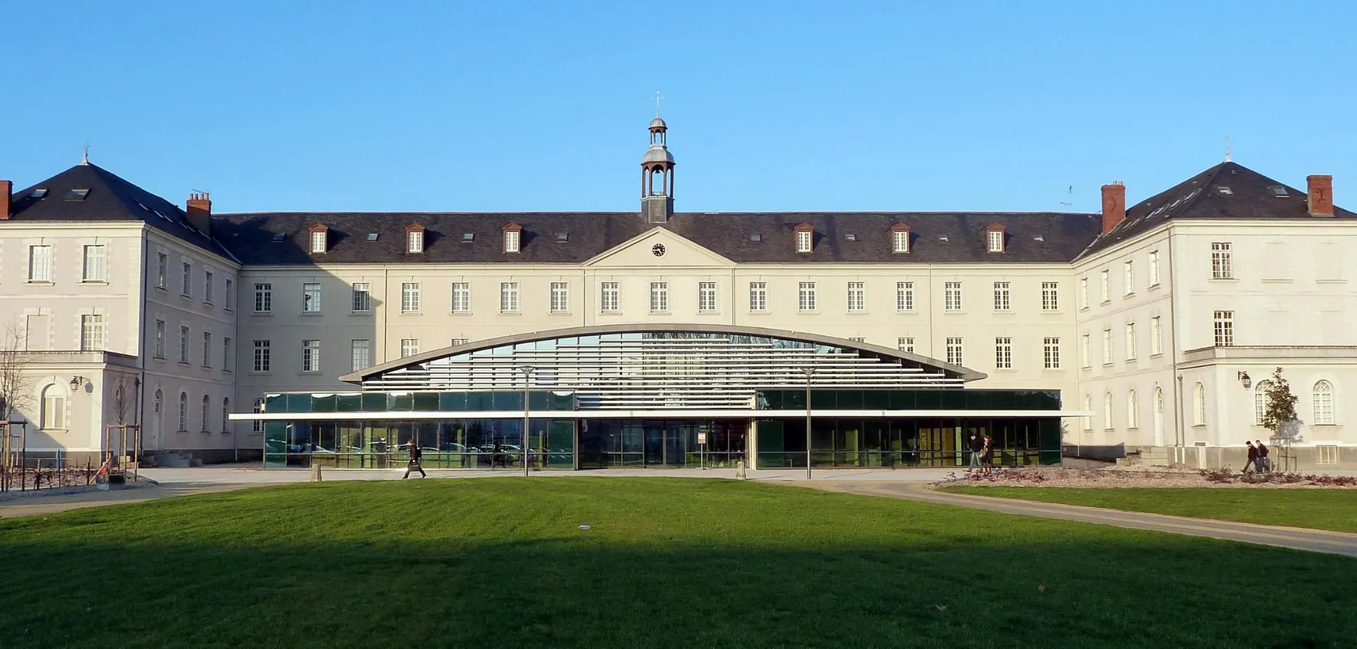 L'edificio principale storico della Institution Mongazon con un caratteristico arco e un prato ben curato in primo piano.