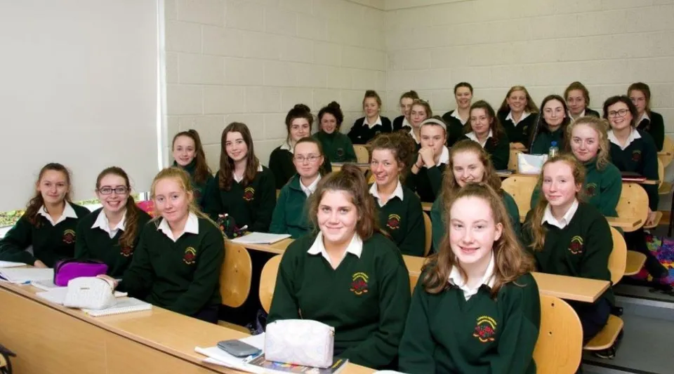 Un gruppo di studentesse in divisa scolastica è seduto in un'aula della Loreto Secondary School a Cork.