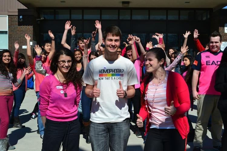 Mehrere Schüler:innen die alle pink tragen für den Day of Pink