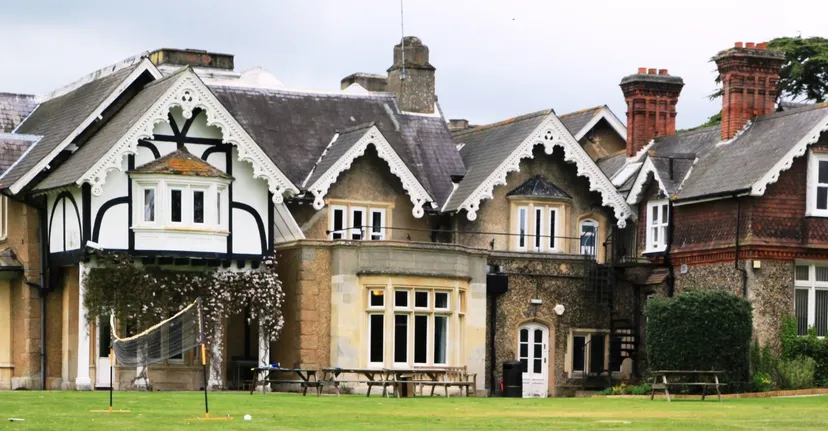 La villa vittoriana all'interno del campus della The Yehudi Menuhin School è circondata da un verde rigoglioso e da un prato curato.