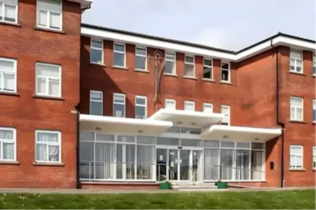 Edificio scolastico in mattoni rossi con ingresso moderno, in Irlanda