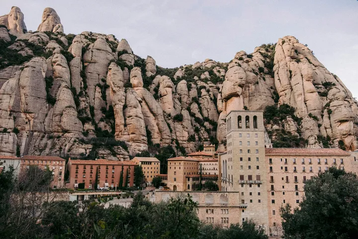Das Kloster Montserrat vor den zackigen Felsen des Bergmassivs