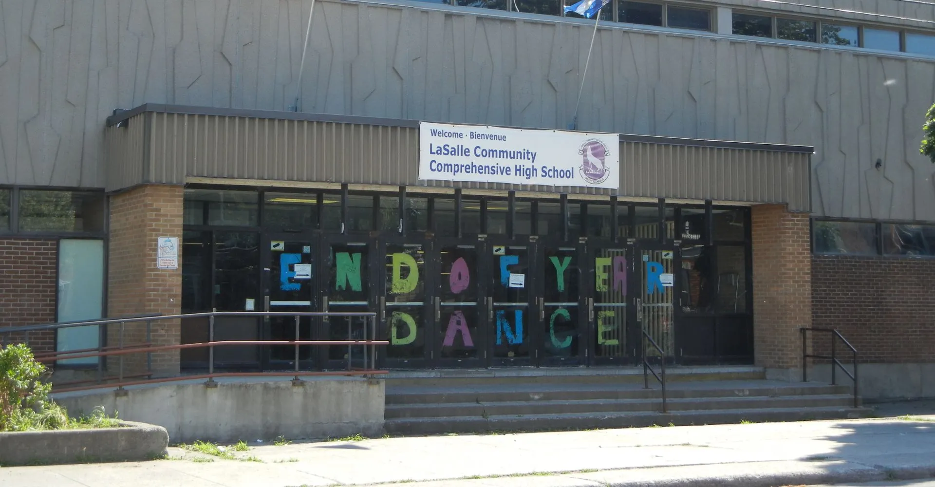 L'edificio con l'ingresso per la danza della LaSalle Community Comprehensive High School è visibile dall'esterno.