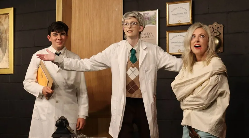 Tre persone in camice bianco si trovano in un ambiente medico nel campus della The Webb School.