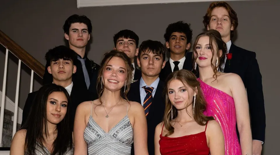 Un gruppo di studentesse e studenti della Andrews Osborne Academy in posa insieme durante un evento formale.