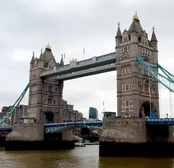El Tower Bridge de Londres sobre el Támesis en un día nublado