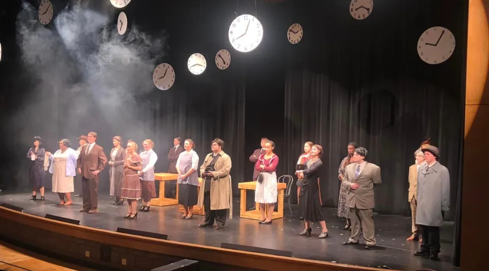 Studenti della Comstock Park High School mettono in scena uno spettacolo teatrale in costumi d'epoca con fumo di scena e grandi orologi.