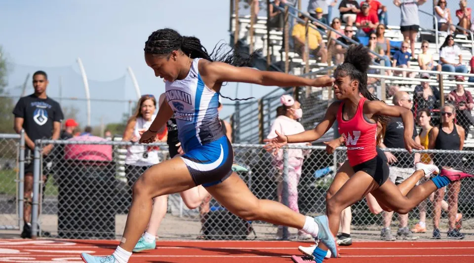 Un'atleta della Cincinnati Christian Schools corre su una pista di atletica durante una gara.