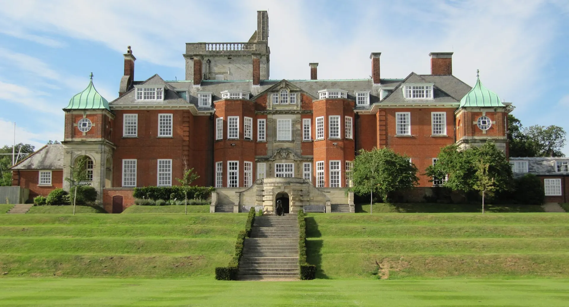 L'edificio principale storico del Pangbourne College sorge su un prato ben curato circondato da un'area verde.