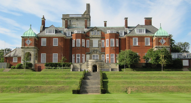 L'edificio principale storico del Pangbourne College sorge su un prato ben curato circondato da un'area verde.