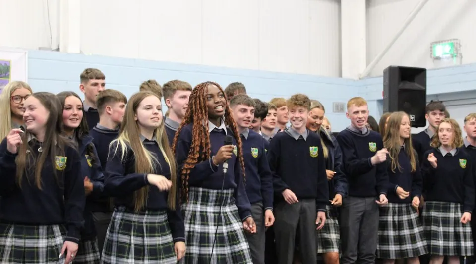 Un gruppo di studenti della St. Paul's Secondary School (Kildare) si trova insieme in un'aula.