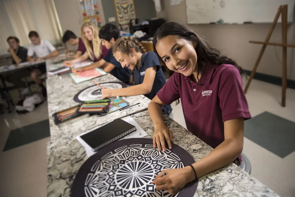 Gli studenti della Linfield Christian School lavorano insieme a dei progetti in uno studio d'arte e design.