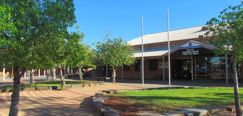 L'edificio d'ingresso moderno della Roxby Downs Area School è circondato da piante verdi e da un vialetto lastricato.