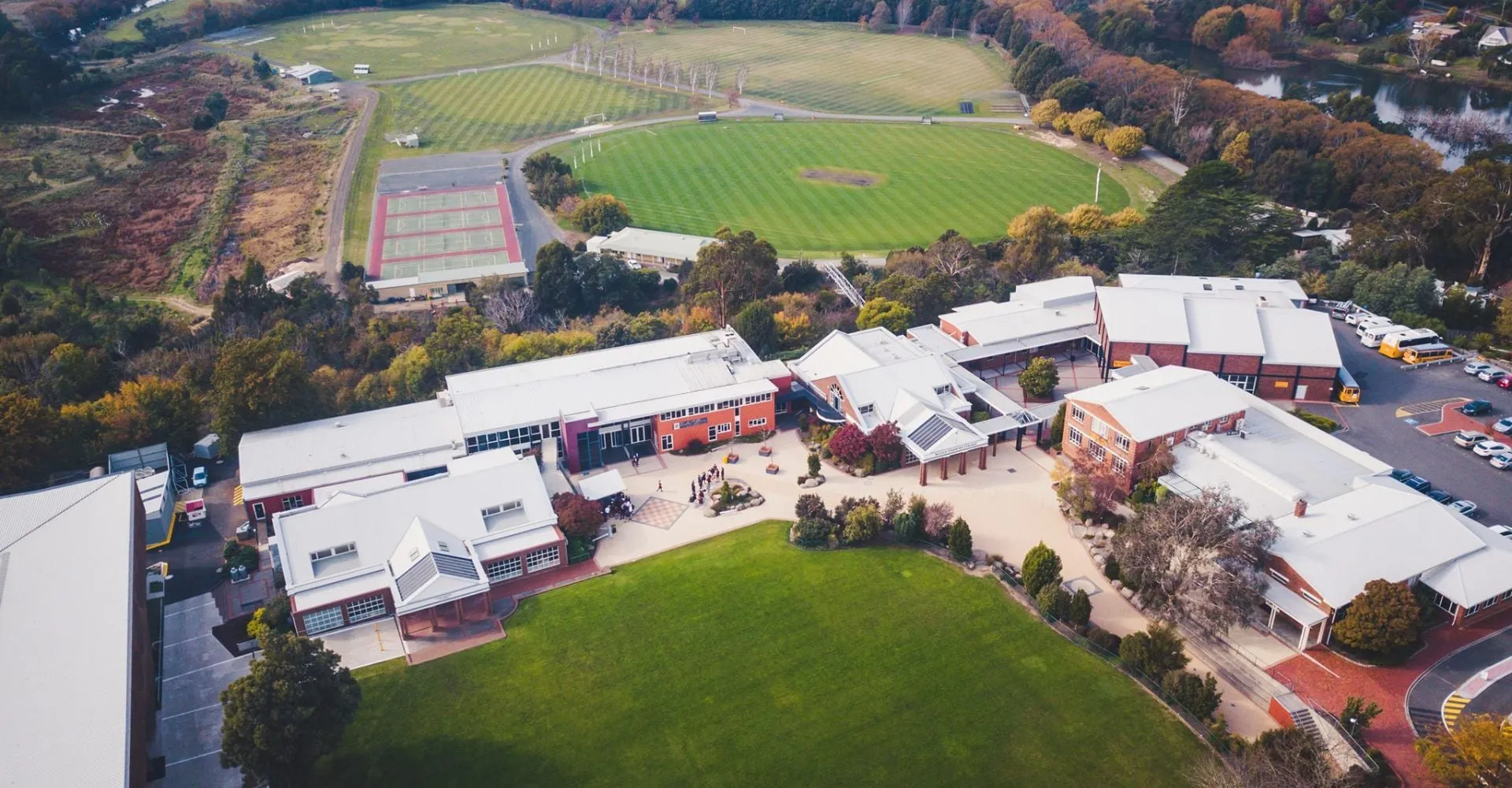 Vista aerea del campus del Scotch Oakburn College con edifici, impianti sportivi e area verde circostante.