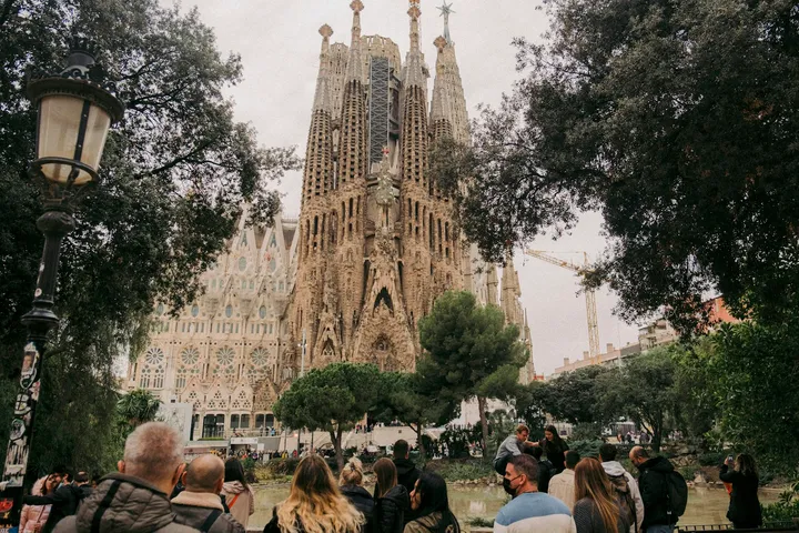 Der Turm der Kathedrale von Barcelona im Gotischen Viertel