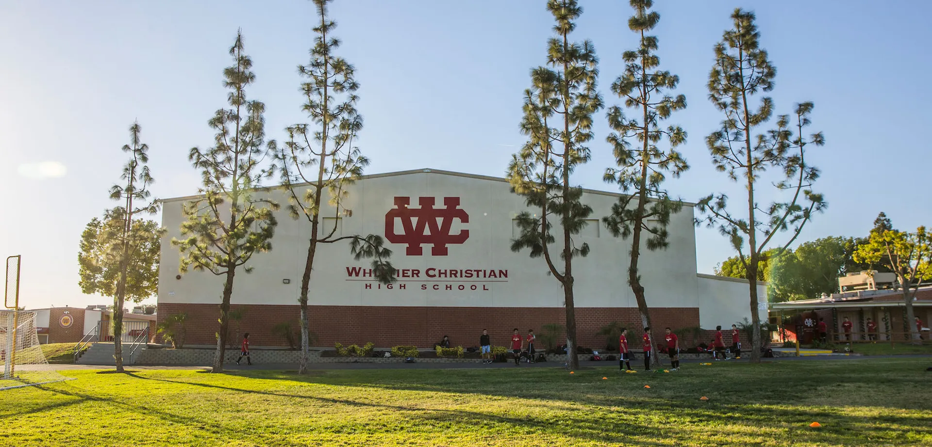 L'edificio principale della Whittier Christian High School è in mattoni ed è circondato da prati e alberi.