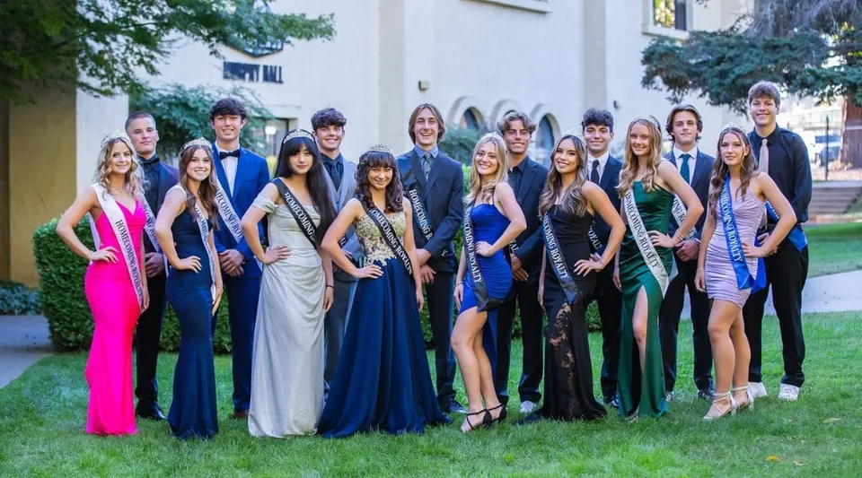 Un gruppo di persone vestite in modo formale si trova insieme all'aperto nel campus della Monte Vista Christian School.