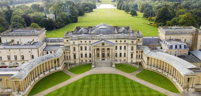 Vista aerea dello storico edificio principale della Stowe School con colonnati e ampi prati.