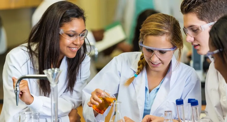 Tre studenti lavorano insieme a un progetto scientifico in un laboratorio delle Charlotte-Mecklenburg Schools.