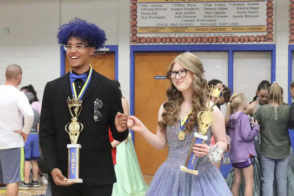 Due studenti della Acorn High School tengono dei trofei durante una cerimonia di premiazione a scuola.