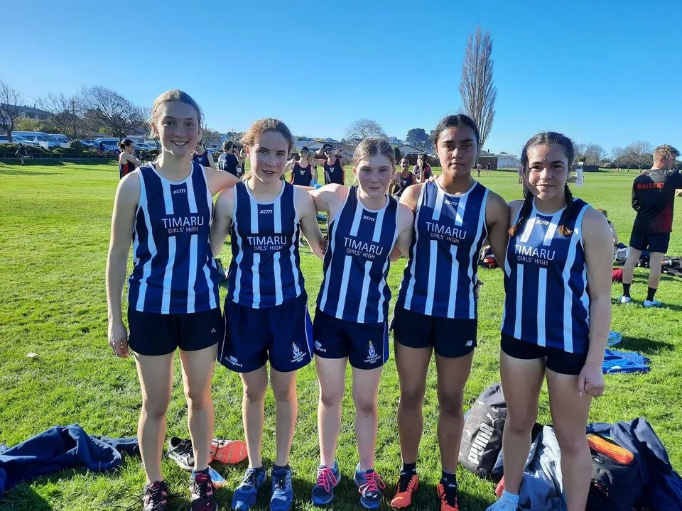 Un gruppo di giovani atlete posa su un campo all'interno del campus della Timaru Girls School.